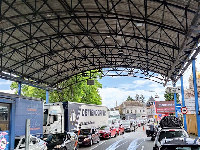 NAORUŽAJTE SE STRPLJENJEM Gužve na graničnim prelazima Gradiška i Kostajnica