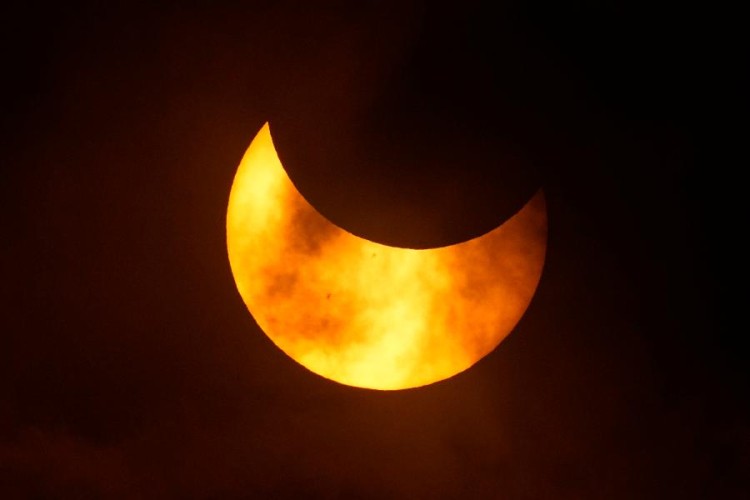 (VIDEO) POČELO POMRAČENJE SUNCA Milioni ljudi iščekuju nevjerovatan trenutak