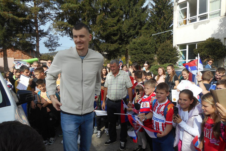 Boriša Simanić obradovao đake u Bratuncu: Srpskog košarkaša dočekali i bivši profesori