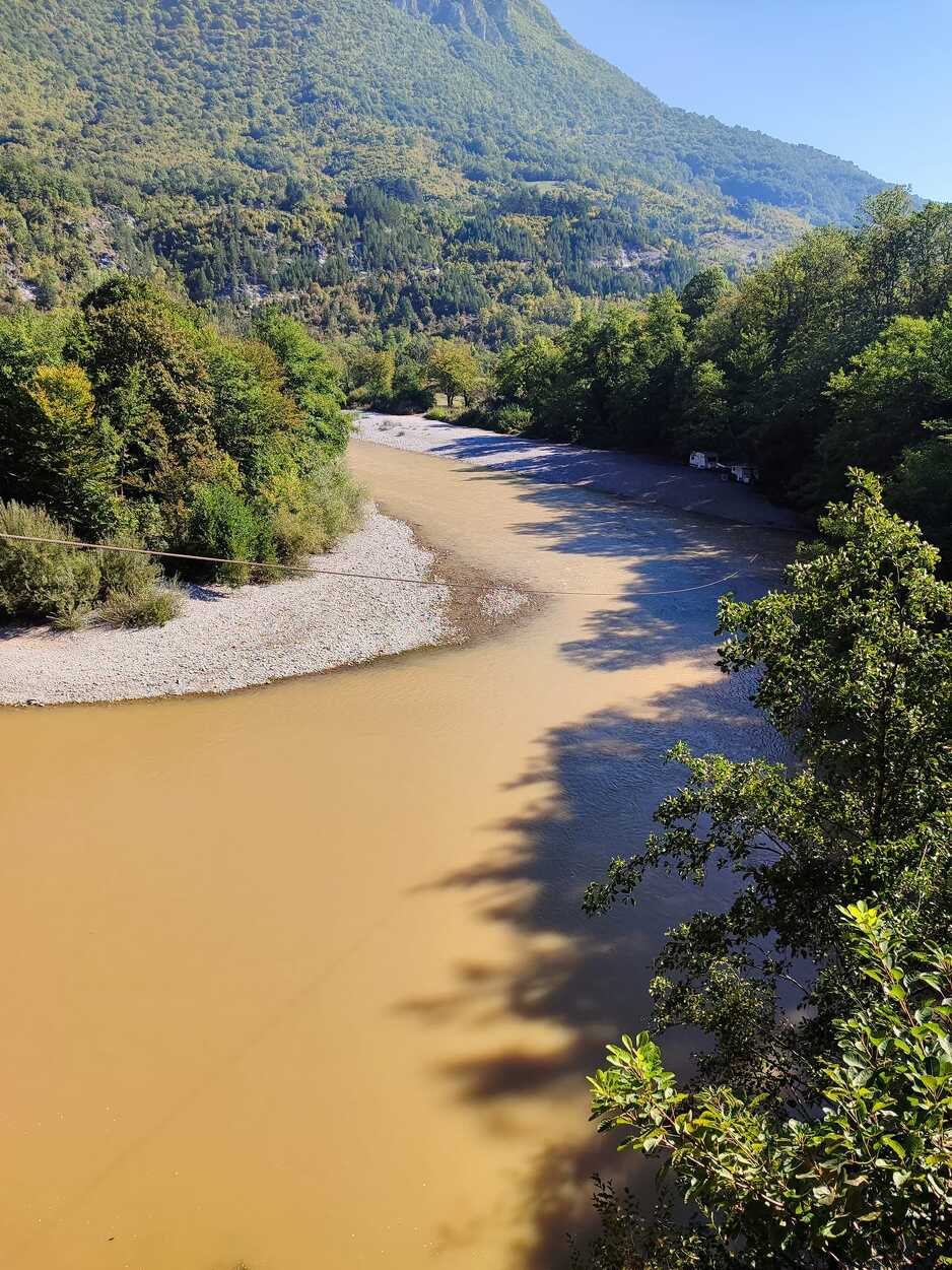 NERETVA POSTAJE NEPREPOZNATLJIVA Rijeka mijenja boju, a unikatna vrsta pastrmke umire (FOTO/VIDEO)