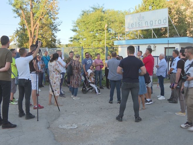 GRAĐANI OČAJNI Protest u Lazarevu: Mještani se žale na nesnosan smrad (VIDEO)