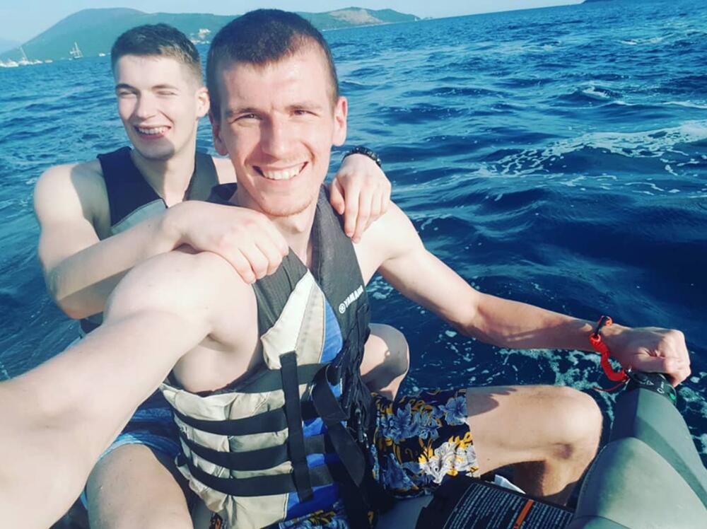 BRAT SE VOLI NAJVIŠE! Sestra Boriše Simanića je prava ljepotica: Sa njim je prošla najteže momente, a njihova zajednička fotografija će vas raznježiti (FOTO)