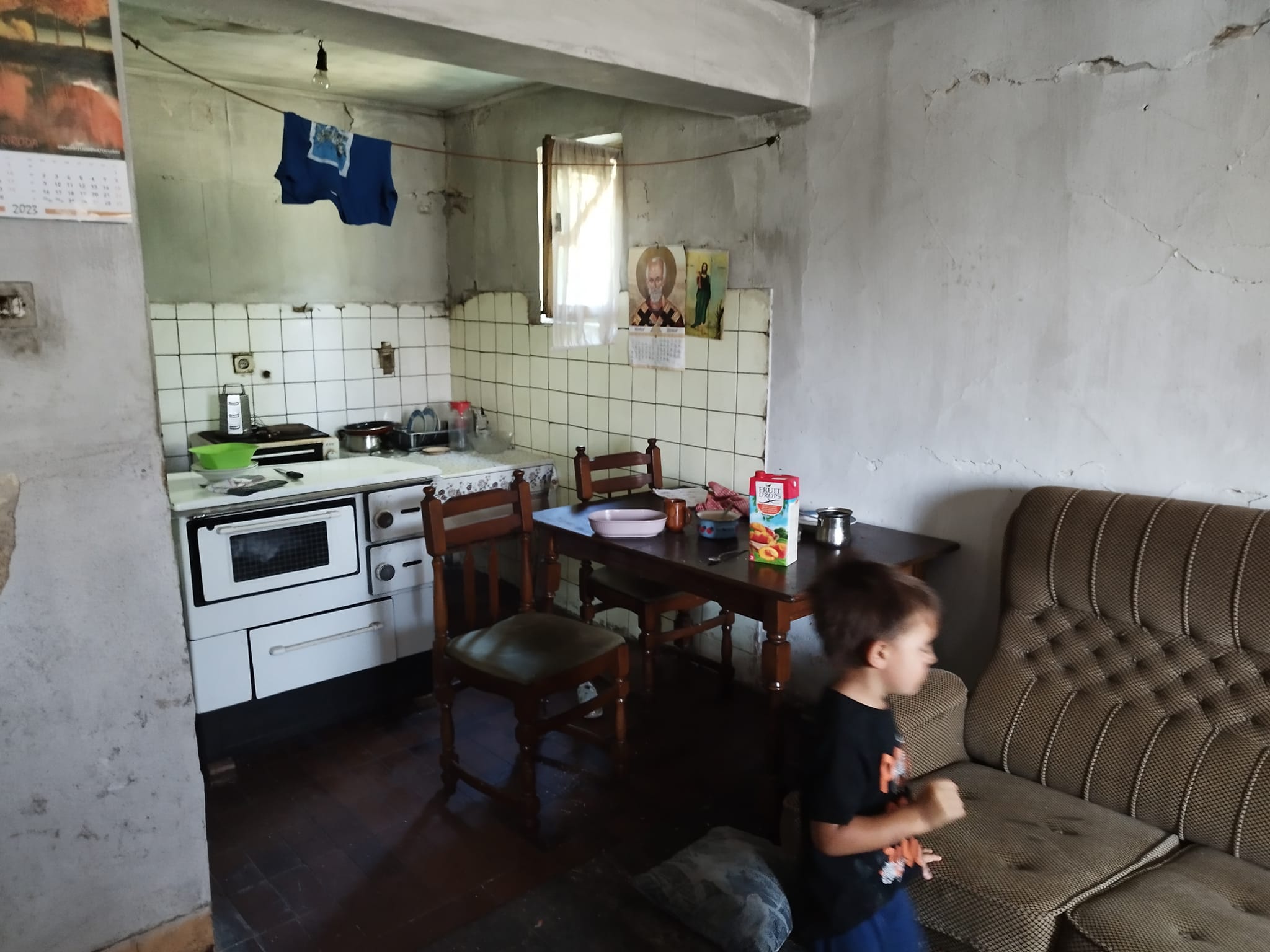 KUĆA SAMO ŠTO SE NIJE SRUŠILA Budimo humani! Porodici kod Banjaluke za krov nad glavom potrebno 80.000 KM (FOTO)