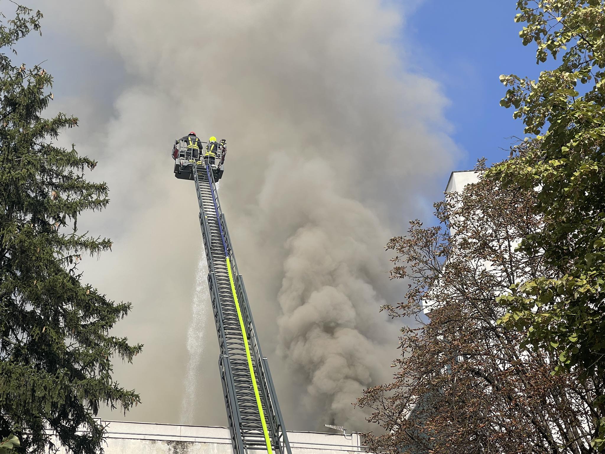 VATRENA STIHIJA U CENTRU BANJALUKE Gori krov zgrade uz Еlektrokrajinu (FOTO/VIDEO)