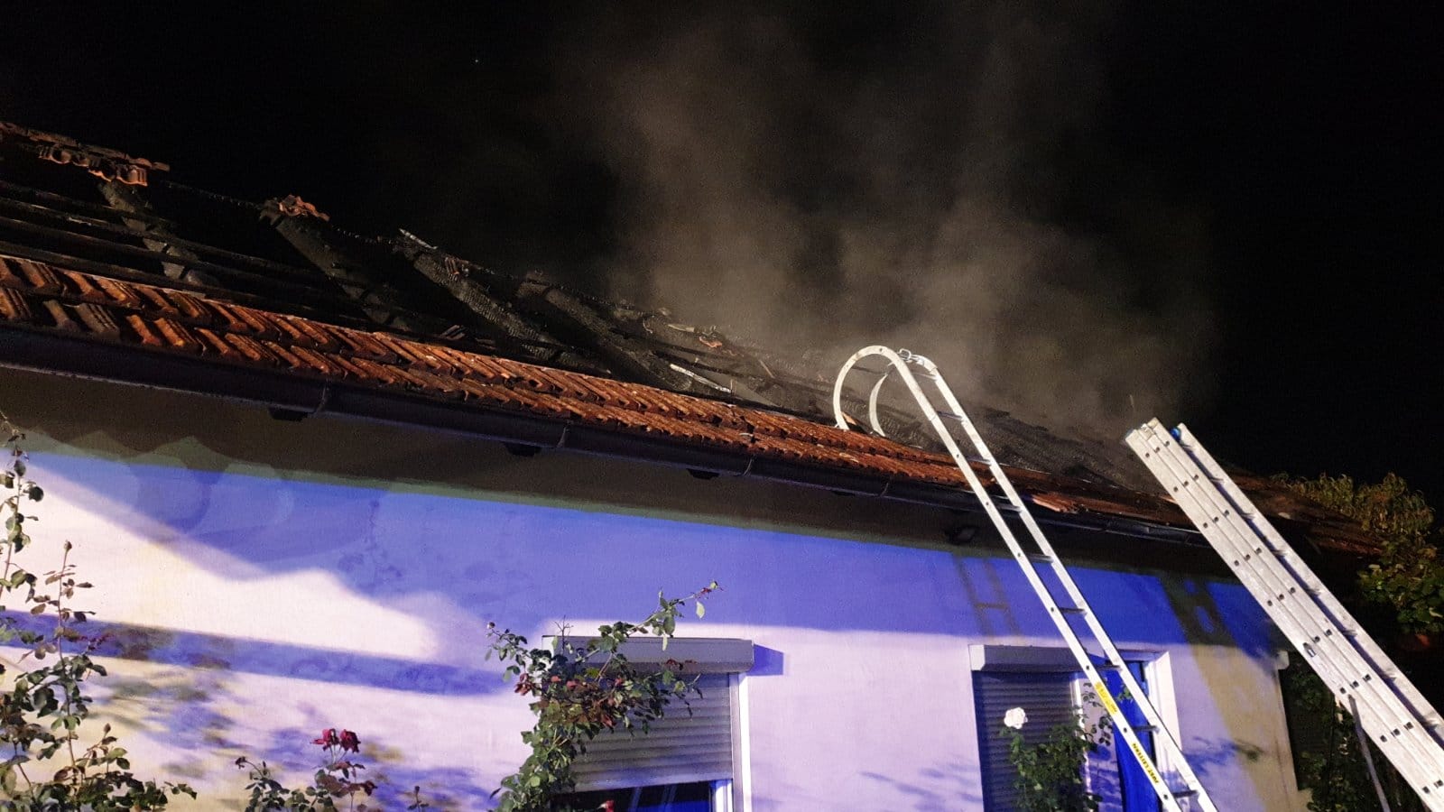 DETALJI POŽARA U DERVENTI Vatra "progutala" krov kuće (FOTO)