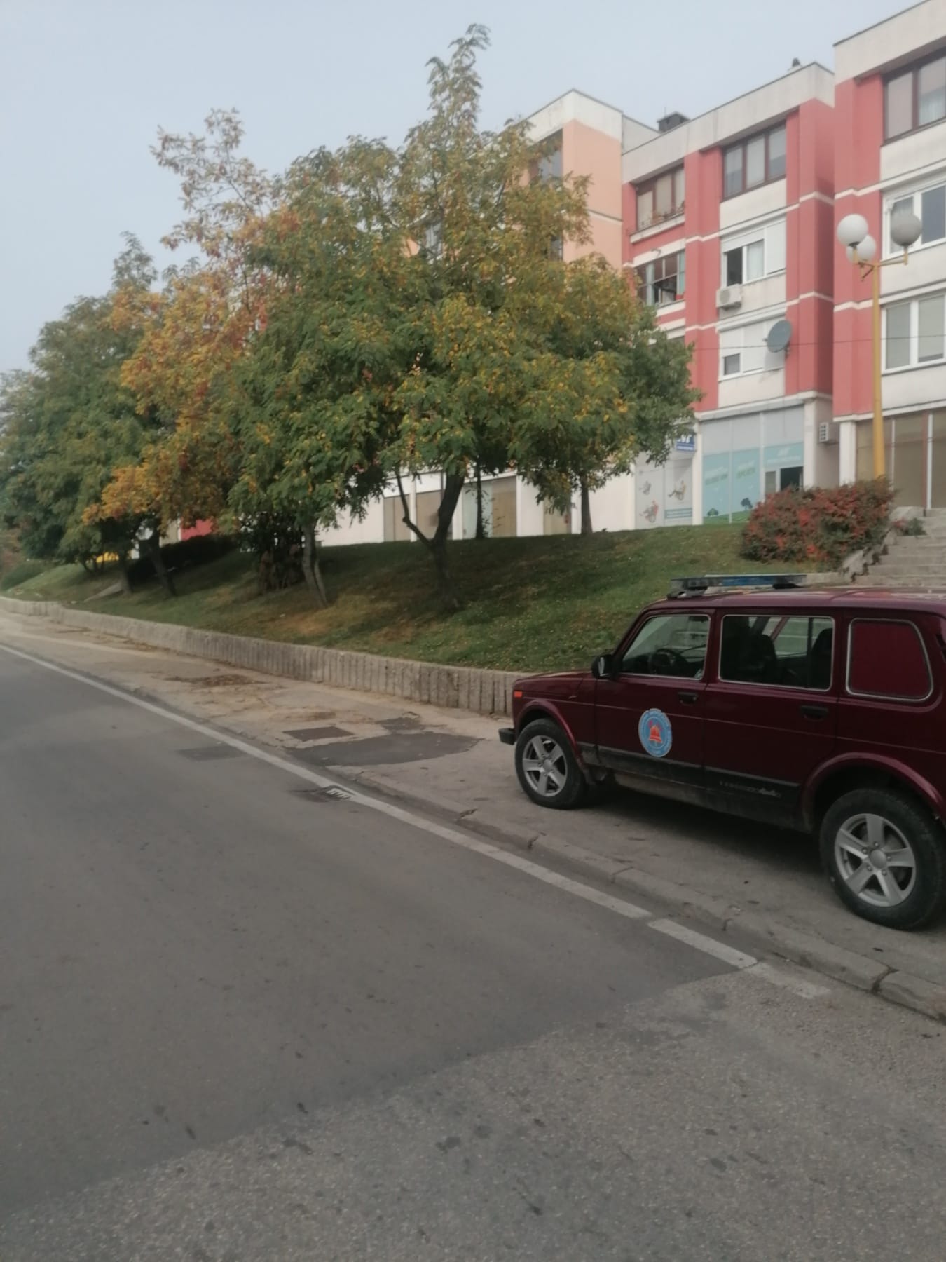 DRAMA U GACKU Vatrogasci uklonili opasnu zmiju sa trotoara (FOTO)