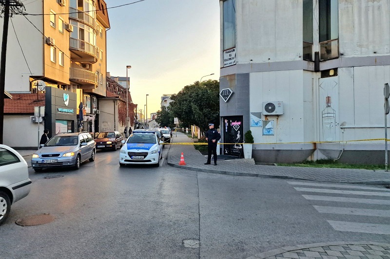 NIJEMO POSMATRAO UVIĐAJ U DONJEM VEŠU Osumnjičeni za ubistvo policajca u Bijeljini doveden na mjesto zločina (FOTO)