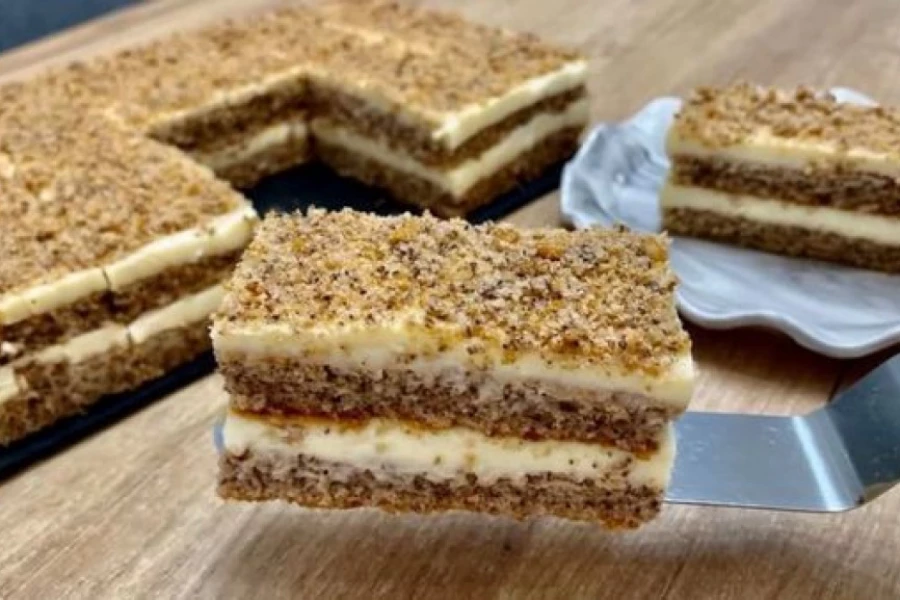 KOLAČ SA MEDOM I ORASIMA Slatko i sočno zadovoljstvo, užitak koji se ne propušta