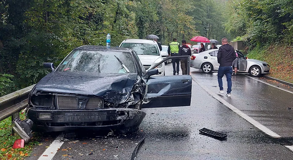 SUDAR KOD KLADNJA Dvije povrijeđene osobe prevezene u Tuzlu