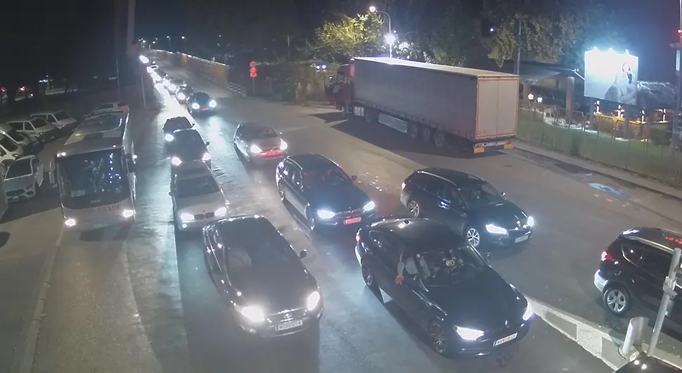 NAORUŽAJTE SE STRPLJENJEM Pojačan saobraćaj na granicama