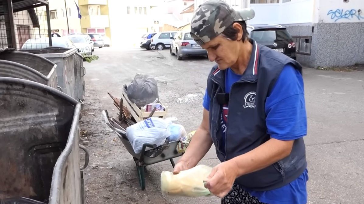 Hajra skuplja sekundarne sirovine, a hrani se hljebom iz kontejnera