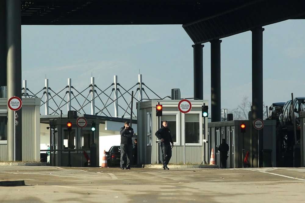 Na prelazu Merdare zaplijenjena 24 pištolja, uhapšena tri lica