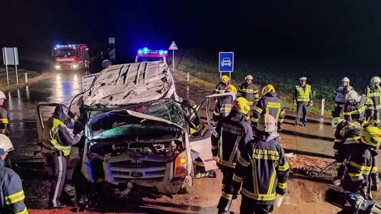 INTERVENISAO I HELIKOPTER Radnici iz Srbije i Slovenije povrijeđeni u teškom udesu minibusa