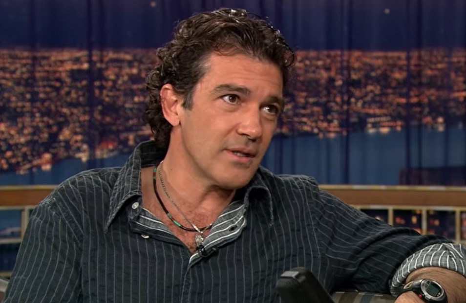 ANTONIO BANDERAS POKAZAO NOVI IMIDŽ Gdje je nestao zavodnik? Zbog brkova liči na nekog dedicu (FOTO)