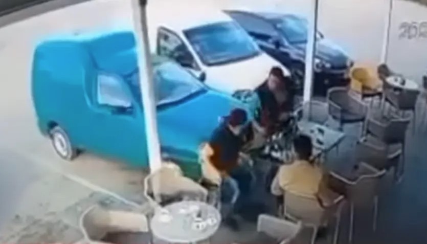 BIZARNA NESREĆA KOD MODRIČE Vozilo se samo pokrenulo, pa udarilo u goste u bašti kafića! (VIDEO)