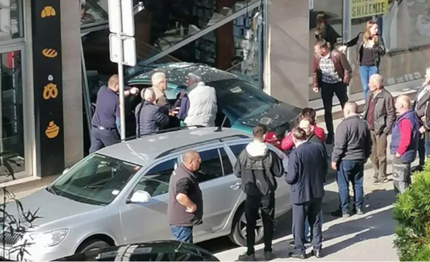 IZBJEGNUTA TRAGEDIJA U BRČKOM Automobilom uletio u apoteku (VIDEO)