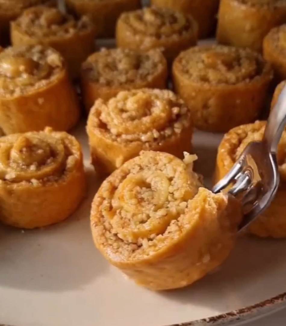 BAKLAVA ROLNICE OD PRHKOG TIJESTA Zalogaji puni oraha zaliveni slatkim sirupom