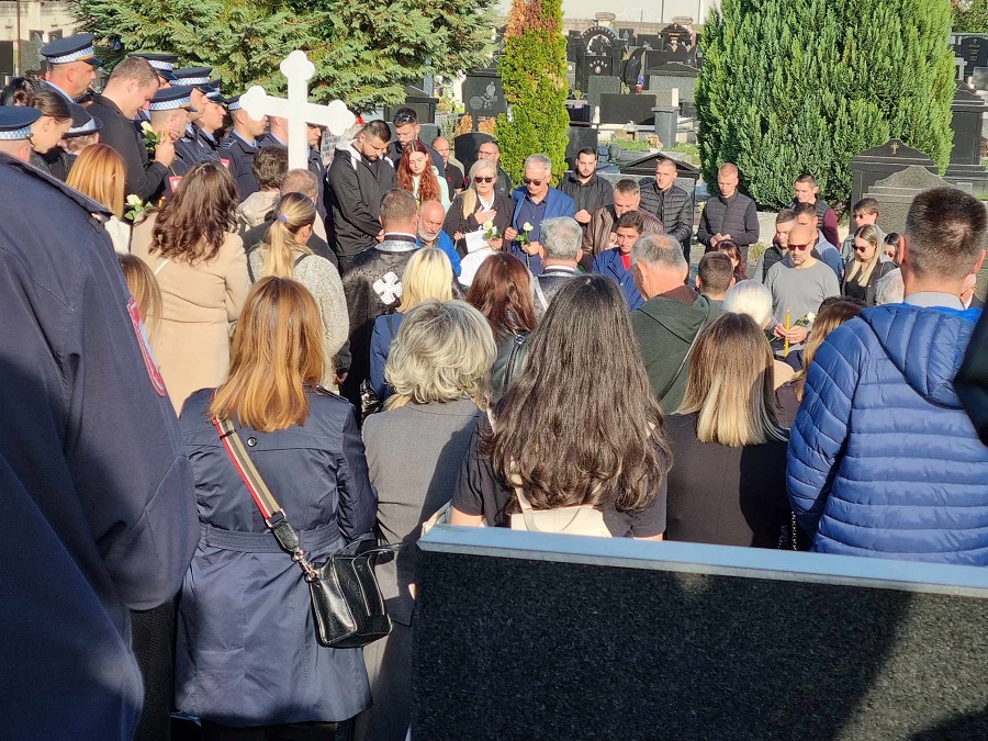 SAHRANJEN DAVID BOJIĆ (24) Molba sestre uslišena: Na groblju nema cvijeća, samo u rukama roditelja bijela ruža (FOTO)