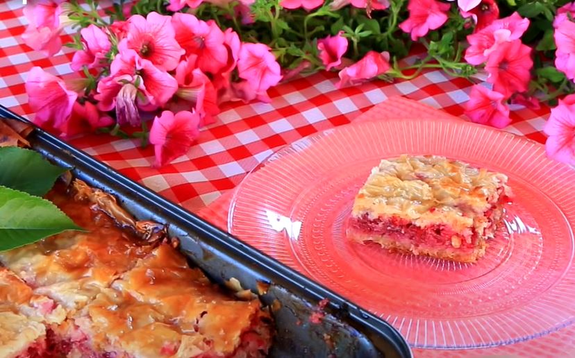 BAKLAVA SA VIŠNJAMA I PLAZMOM Savršen spoj voća, keksa i slatkog sirupa koji će vas ostaviti bez daha