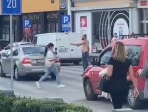 STOJI NA ULICI BEZ MAJICE "Lažni policajac“ ponovo pravi haos u saobraćaju u Banjaluci (VIDEO)
