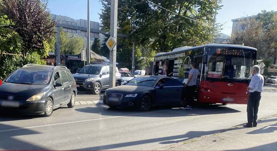 UDES U BANJALUCI Sudarili se audi i autobus, stvara se gužva