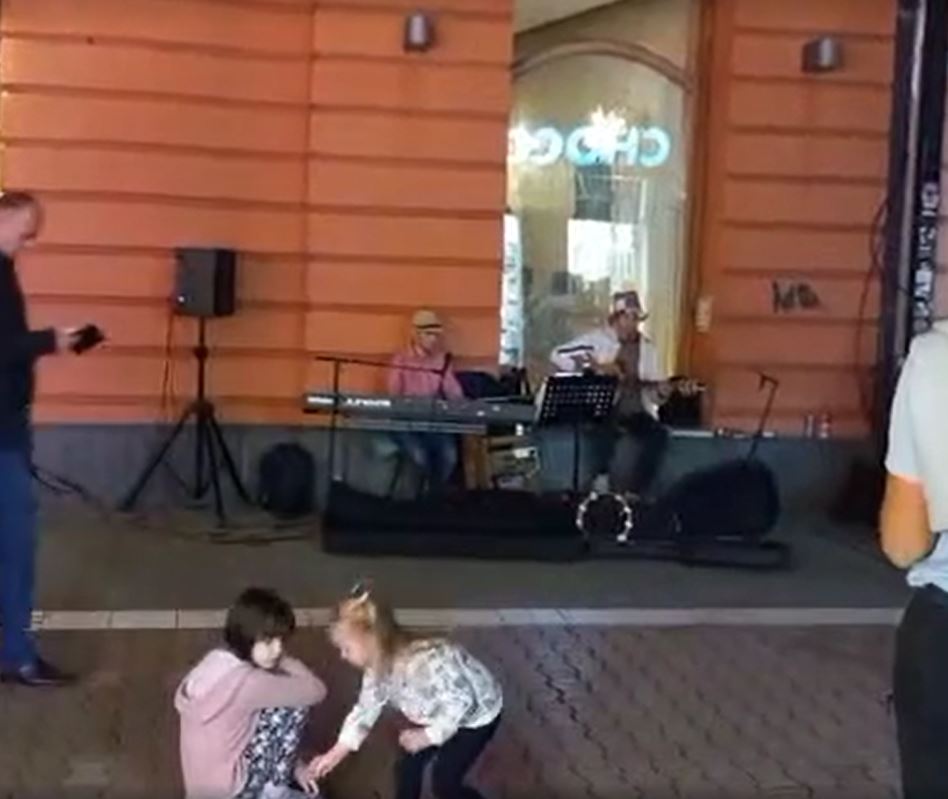 ZABAVA ZA NAJMLAĐE! Pogledajte atmosferu u srcu Banjaluke, mališani uživaju uz dječije pjesmice (VIDEO)