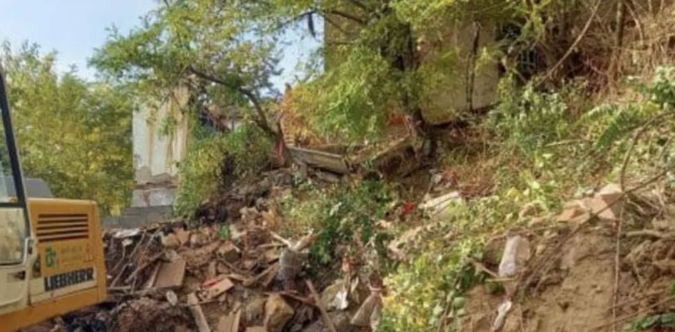 SRAMNO PONAŠANJE Bagerom zaorano pravoslavno groblje u Sjevernoj Mitrovici, kosti razbacane pored puta