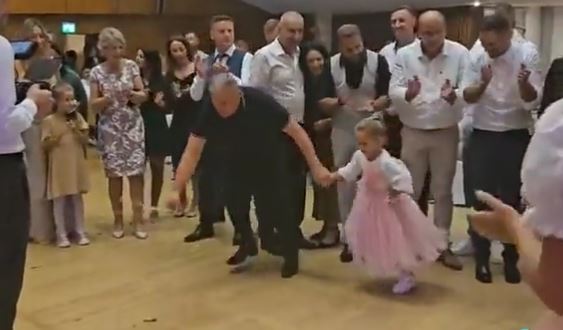 NEŠTO NAJLJEPŠE ŠTO ĆETE VIDJETI U OVOJ GODINI Djevojčica zaigrala kolo na svadbi, pa oduševila sve: "Veze mala, ubija" (VIDEO)