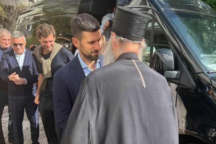 Novak Đoković krstio djecu na Ostrogu (FOTO)