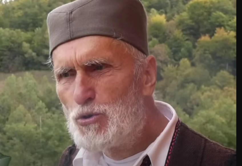 Iako je izgubio vid, njegova volja nema prepreke: Dragan je potpuno slijep, a sam reže drva, kosi, gradi kuću i skače padobranom