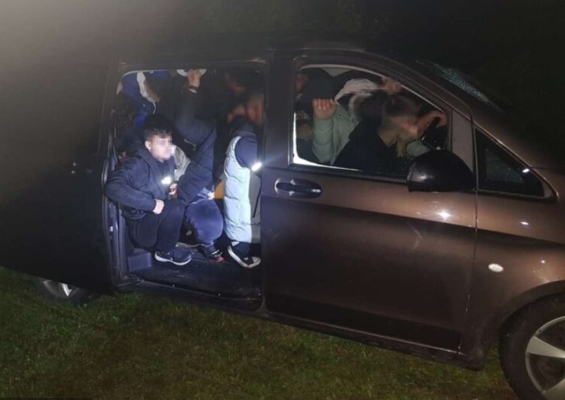 Državljanin BiH u Mercedesu krijumčario 22 stranih državljana