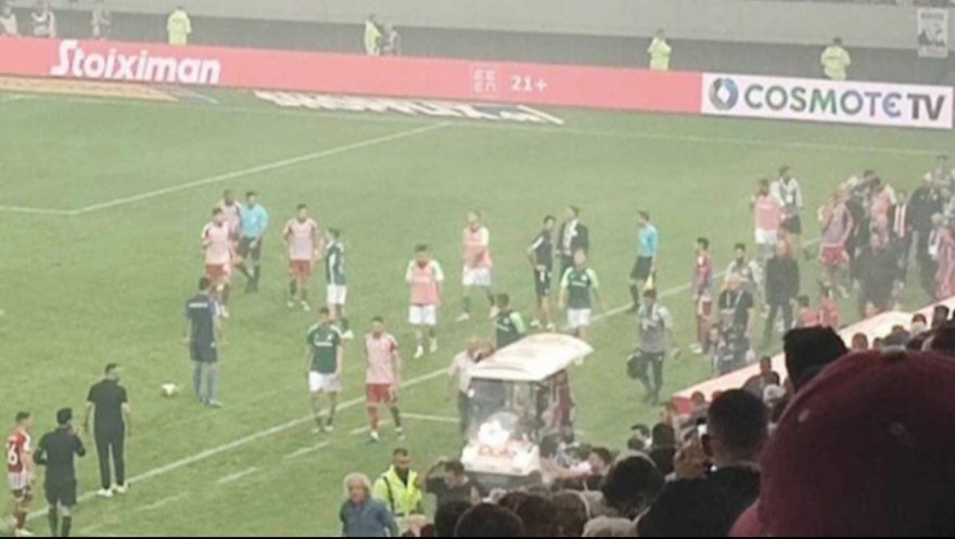 HAOS U GRČKOJ Prekinut veliki derbi, fudbaler iznesen na nosilima