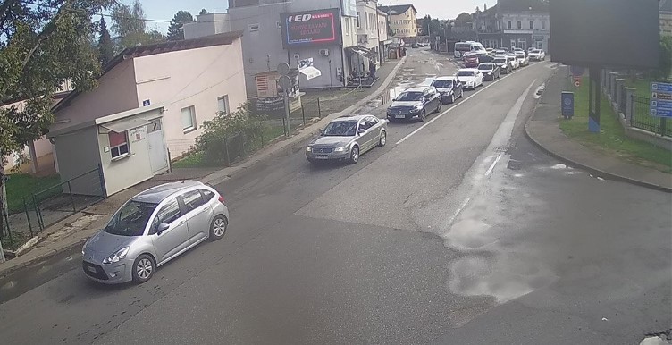 NAORUŽAJTE SE STRPLJENJEM Gužve u Kladuši, Gradišci, Gradini i Brodu