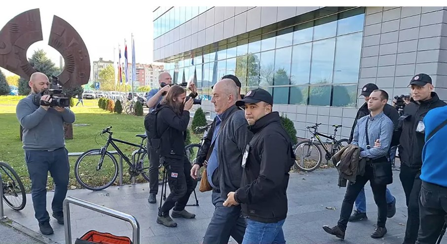 VRUĆA JAGNJETINA, JABUKE, NOVAC Šta su za sređivanje dugovanja uzimali uhapšeni poreski inspektori: "I gladni smo i žedni"