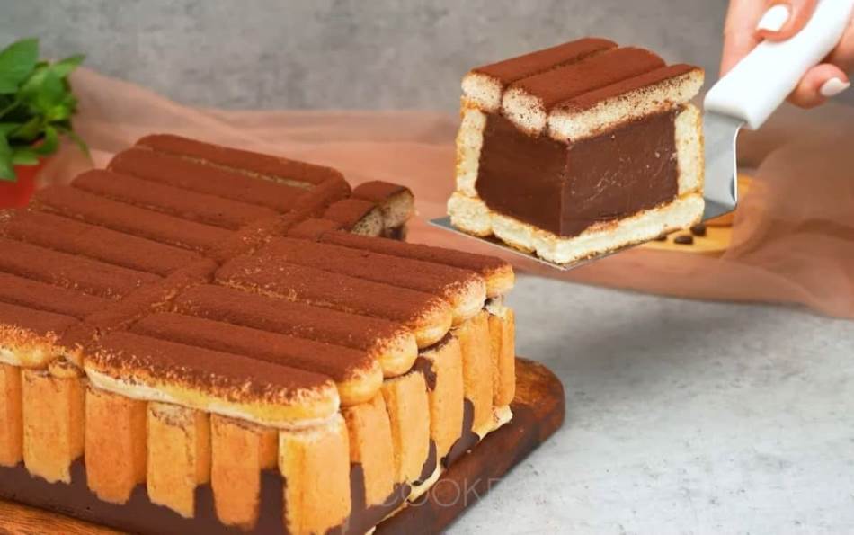 KEKS TORTA SA ČOKOLADOM Savršena kombinacija mirisnog fila i mekanih piškota 