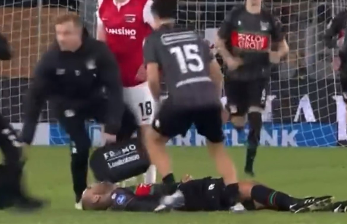 FUDBALERU SE BORE ZA ŽIVOT U HOLANDIJI Sudija ignorisao situaciju, a onda je nastao horor (VIDEO)