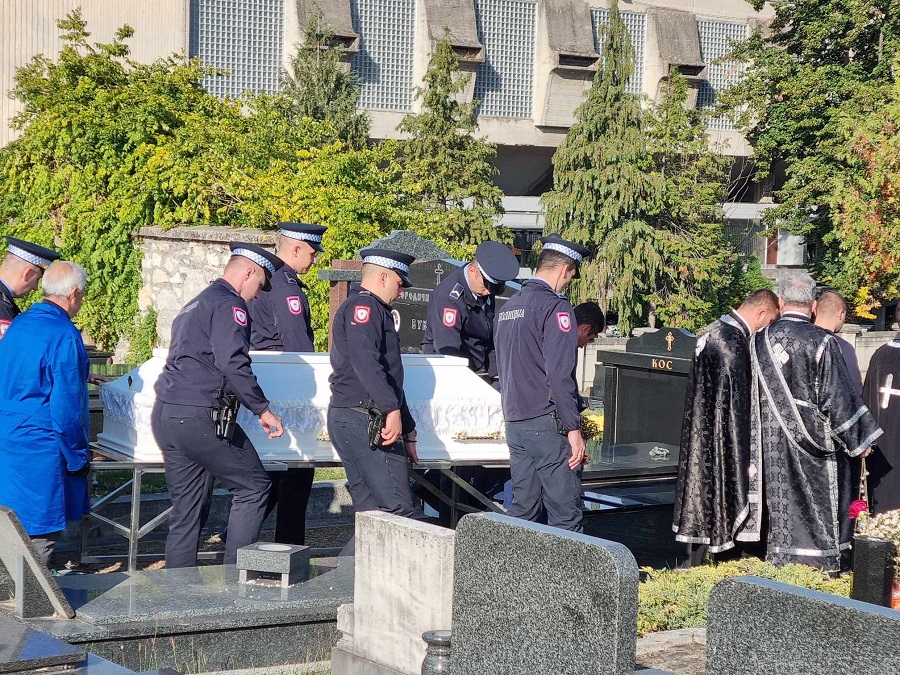 BIJELI KOVČEG, ALI NEMA VIJENACA Majka Davida Bojića se potresnim govorom oprostila od sina i dala savjet omladini (FOTO/VIDEO)