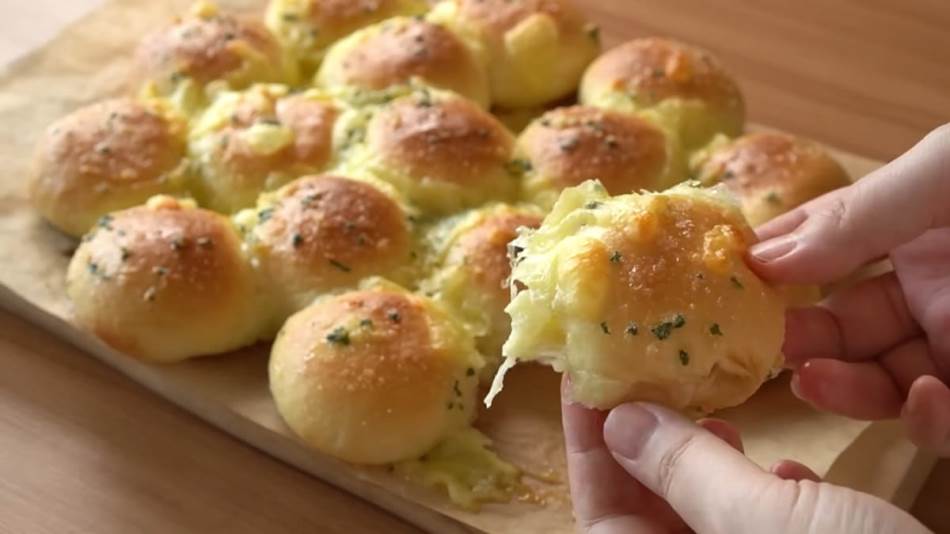LEPINJE SA MOCARELOM I BIJELIM LUKOM Zlatna korica i sir koji se razvlači perfektnog ukusa
