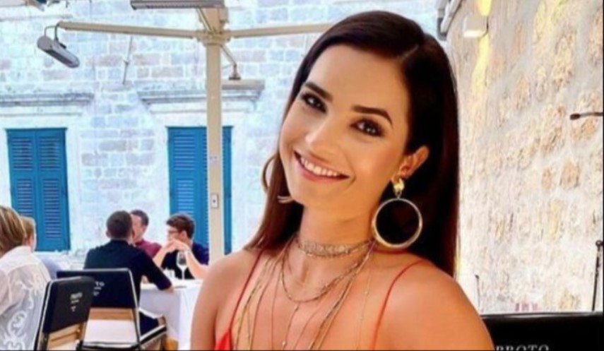 ŠTA KAŽETE NA OVAJ „KRIK MODE“ Marija Karan u neobičnim farmerkama napravila pometnju na ulici