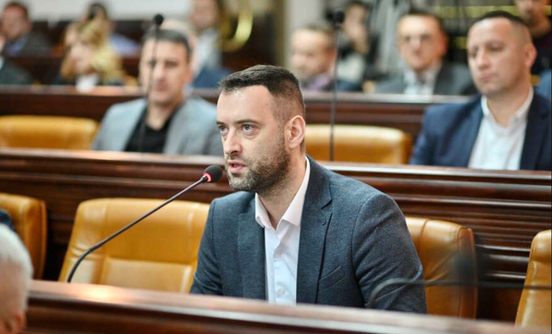 „SRBIJA/SRBI MORAJU UMRIJETI!" Grmuša: Antisrpska i anticivilizacijska kampanja koja se intenzivira na KiM direktan je nastavak davno formulisane rasističko-bestijalne imperijalne germanske politike