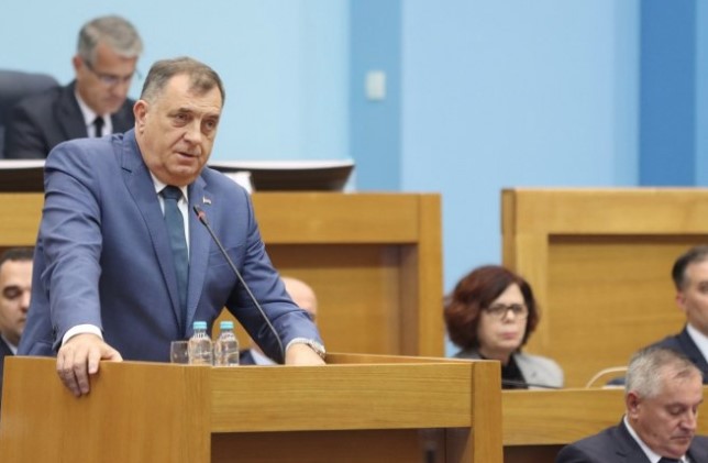 DODIK BACIO KLETVU U SKUPŠTINI “Ko ovo ne podrži od Srba, neka je proklet”; Onda ispričao kako mu je led uništio novi auto