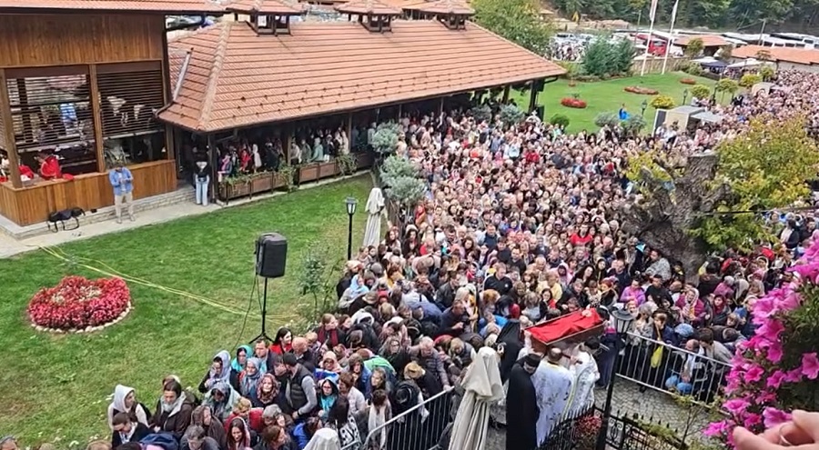 Veliki broj vjernika na presvlačenju moštiju Prepodobnog Јakova Tumanskog (VIDEO)