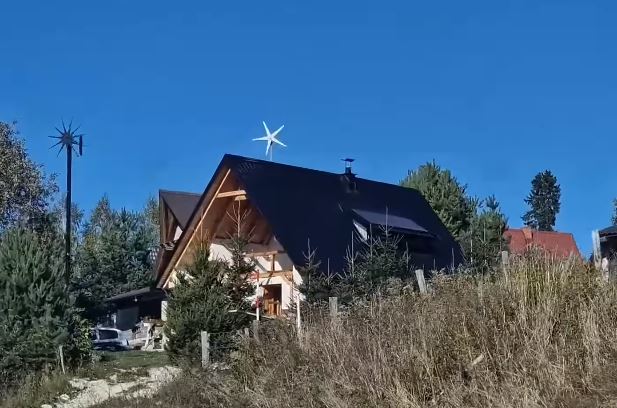 "OVO NEMA NA HAVAJIMA, SAMO U BOSNI" Mustafa se vratio u BiH, pa napravio luksuznu vikendicu sa liftom i besplatnom strujom (VIDEO)