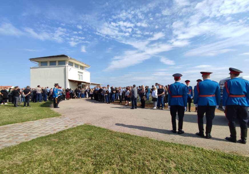U BIJELJINI SAHRANJEN INSPEKTOR NENAD MARKOVIĆ On je primjer kako se životom štiti Ustav i bezbjednost građana (FOTO)
