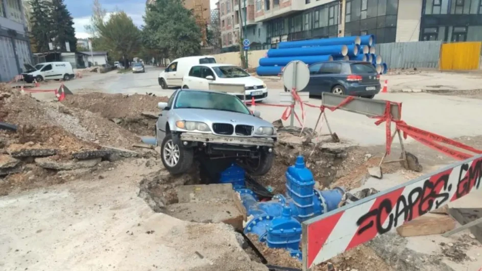Saobraćajka u Sarajevu: Automobil završio na vodovodnim cijevima