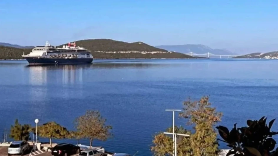 U Neum uplovio kruzer dug 237 metara