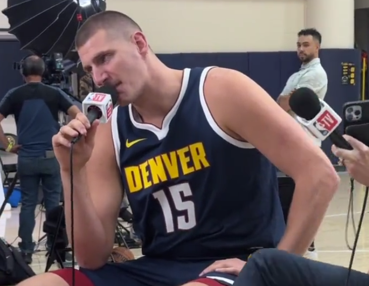 NIKOLA JOKIĆ NAPRAVIO ŠOU PRED KAMERAMA NBA liga objavila urnebesan snimak Srbina, navijači oduševljeni