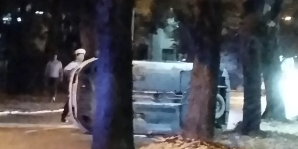 UDES NA KOČIĆEVOM VIJENCU Automobil se prevrnuo na ulici, saobraćaj blokiran