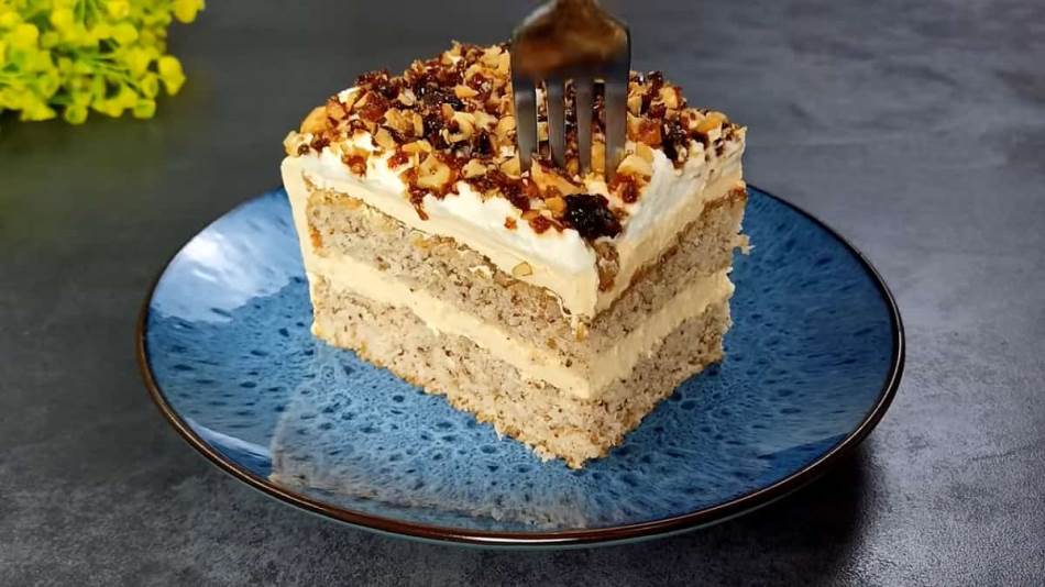 RASKOŠNA TORTA SA KARAMELIZOVANIM ORASIMA Poput poslastica iz našeg djetinjstva u najhrskavijoj varijanti