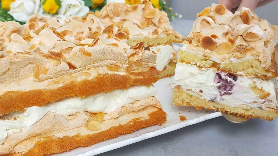 RECEPT ZA NORVEŠKU TORTU SA VIŠNJAMA POSUTU LISTIĆIMA BADEMA Kiselkasto voće daje savršenu notu slatkom filu